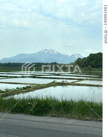 五月j後半、春の北海道、後志、倶知安町から眺める蝦夷富士、羊蹄山、ようていさん、雪解け春の羊蹄山 五月j後半、春の北海道、後志、倶知安町から眺める蝦夷富士、羊蹄山、ようていさん、雪解け春の羊蹄山 140991481