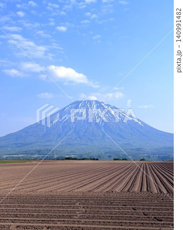 五月j後半、春の北海道、後志、倶知安町から眺める蝦夷富士、羊蹄山、ようていさん、雪解け春の羊蹄山 五月j後半、春の北海道、後志、倶知安町から眺める蝦夷富士、羊蹄山、ようていさん、雪解け春の羊蹄山 140991482