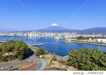 富士市、ふじの国田子の浦みなと公園から眺める富士山と富士市の街並み 富士市、ふじの国田子の浦みなと公園から眺める富士山と富士市の街並み 140991535
