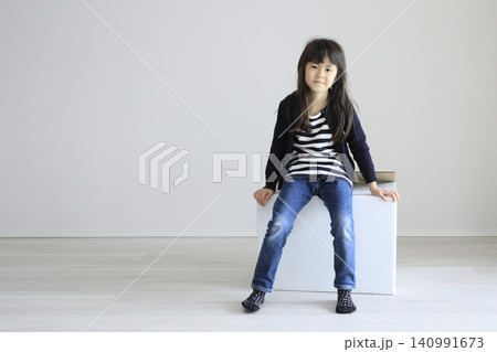 引越しのお手伝いをする女子小学生 (7歳) 引越しのお手伝いをする女子小学生 (7歳) 140991673