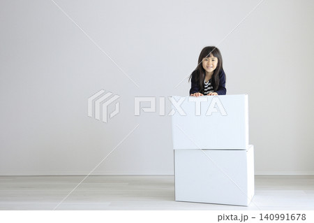 引越しのお手伝いをする女子小学生 (7歳) 引越しのお手伝いをする女子小学生 (7歳) 140991678