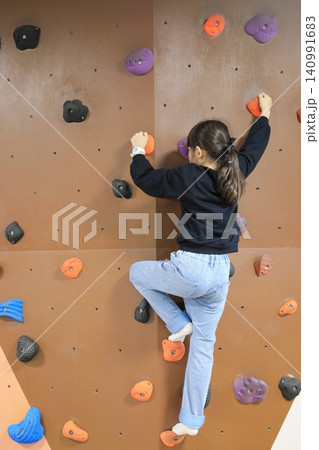 ボルダリングで遊ぶ女子小学生 (9歳) ボルダリングで遊ぶ女子小学生 (9歳) 140991683