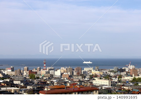 春の北海道、小樽、旭展望台から望む小樽市街と沖行く出航する新日本海フェリー、春の小樽、六月初旬にて 春の北海道、小樽、旭展望台から望む小樽市街と沖行く出航する新日本海フェリー、春の小樽、六月初旬にて 140991695