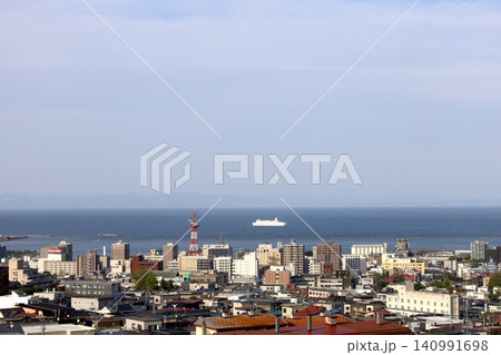 春の北海道、小樽、旭展望台から望む小樽市街と沖行く出航する新日本海フェリー、春の小樽、六月初旬にて 春の北海道、小樽、旭展望台から望む小樽市街と沖行く出航する新日本海フェリー、春の小樽、六月初旬にて 140991698