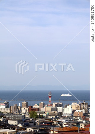 春の北海道、小樽、旭展望台から望む小樽市街と沖行く出航する新日本海フェリー、春の小樽、六月初旬にて 春の北海道、小樽、旭展望台から望む小樽市街と沖行く出航する新日本海フェリー、春の小樽、六月初旬にて 140991700