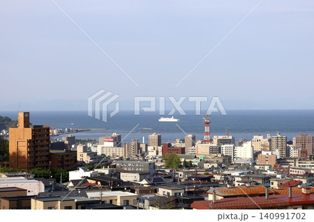 春の北海道、小樽、旭展望台から望む小樽市街と沖行く出航する新日本海フェリー、春の小樽、六月初旬にて 春の北海道、小樽、旭展望台から望む小樽市街と沖行く出航する新日本海フェリー、春の小樽、六月初旬にて 140991702