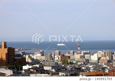 春の北海道、小樽、旭展望台から望む小樽市街と沖行く出航する新日本海フェリー、春の小樽、六月初旬にて 春の北海道、小樽、旭展望台から望む小樽市街と沖行く出航する新日本海フェリー、春の小樽、六月初旬にて 140991703