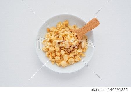 小皿に盛った揚げ玉 小皿に盛った揚げ玉 140991885
