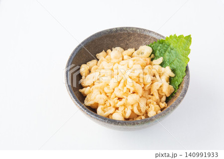 小皿に盛った揚げ玉と大葉 小皿に盛った揚げ玉と大葉 140991933
