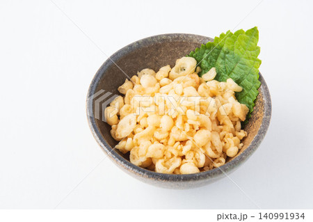 小皿に盛った揚げ玉と大葉 小皿に盛った揚げ玉と大葉 140991934