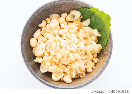 小皿に盛った揚げ玉と大葉 小皿に盛った揚げ玉と大葉 140991938