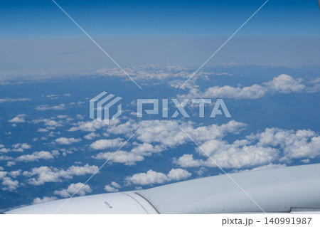 飛行機の窓からの眺め 飛行機の窓からの眺め 140991987