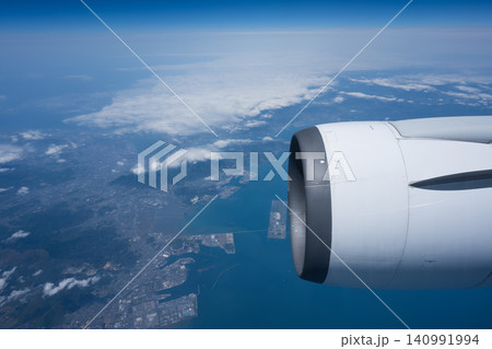 飛行機の窓からの眺め 飛行機の窓からの眺め 140991994