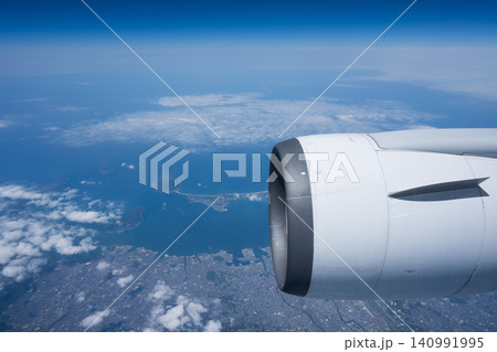 飛行機の窓からの眺め 140991995