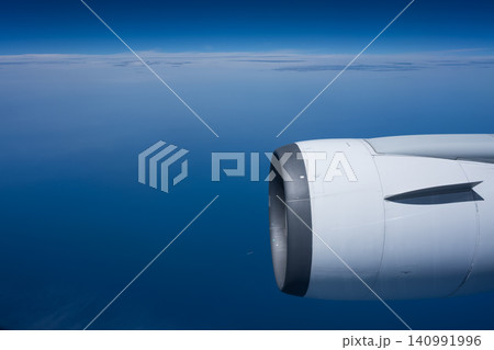 飛行機の窓からの眺め 飛行機の窓からの眺め 140991996