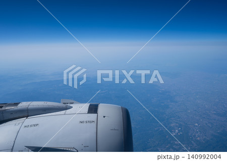 飛行機の窓からの眺め 飛行機の窓からの眺め 140992004