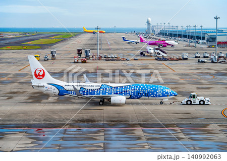 《中部国際空港セントレア》離陸のためゲートを離れる JTA特別デザイン機「ジンベエジェット 140992063
