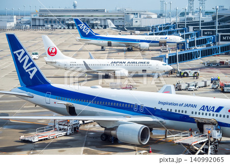 《中部国際空港セントレア》「スカイデッキ」からの展望・エプロンで駐機する国内線旅客機 《中部国際空港セントレア》「スカイデッキ」からの展望・エプロンで駐機する国内線旅客機 140992065