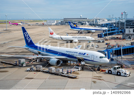 《中部国際空港セントレア》「スカイデッキ」からの展望・エプロンで駐機する国内線旅客機 140992066