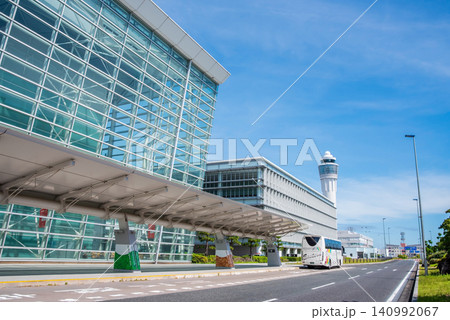 《中部国際空港セントレア》第1ターミナルビルとバス・タクシーおりば 《中部国際空港セントレア》第1ターミナルビルとバス・タクシーおりば 140992067