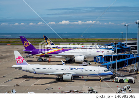 《中部国際空港セントレア》スカイデッキからの展望・エプロンで駐機する国際線旅客機 《中部国際空港セントレア》スカイデッキからの展望・エプロンで駐機する国際線旅客機 140992069