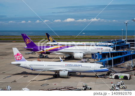 《中部国際空港セントレア》スカイデッキからの展望・エプロンで駐機する国際線旅客機 《中部国際空港セントレア》スカイデッキからの展望・エプロンで駐機する国際線旅客機 140992070