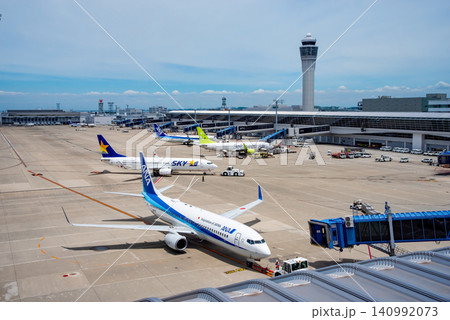 《中部国際空港セントレア》スカイデッキからの展望・到着した国内線旅客機 《中部国際空港セントレア》スカイデッキからの展望・到着した国内線旅客機 140992073
