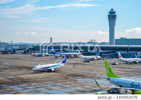 《中部国際空港セントレア》「スカイデッキ」からの展望・離陸のため滑走路へ向かう旅客機 140992076