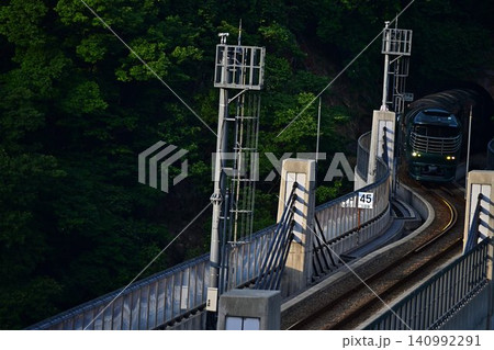 トンネルを出る瑞風 140992291