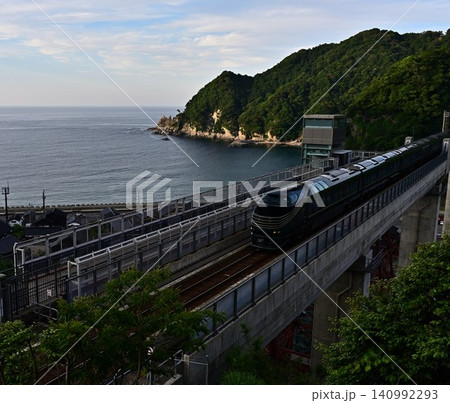 海沿いを走るTWILIGHT EXPRESS 瑞風 海沿いを走るTWILIGHT EXPRESS 瑞風 140992293