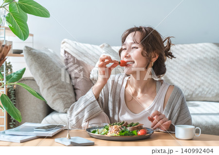 朝食,昼食,ランチにトマトを食べる女性(ベジ朝食,昼食,ランチにトマトを食べる女性(ベジファースト) 朝食,昼食,ランチにトマトを食べる女性(ベジ朝食,昼食,ランチにトマトを食べる女性(ベジファースト) 140992404
