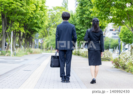就活 リクルートスーツ着ている若い男女の後ろ姿 就活 リクルートスーツ着ている若い男女の後ろ姿 140992430