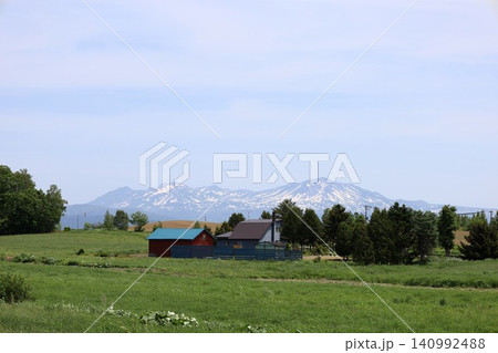 六月の北海道、春の北海道、初夏の北海道、丘のまち美瑛の北西の丘展望公演から眺める美瑛の街と十勝岳連邦 六月の北海道、春の北海道、初夏の北海道、丘のまち美瑛の北西の丘展望公演から眺める美瑛の街と十勝岳連邦 140992488