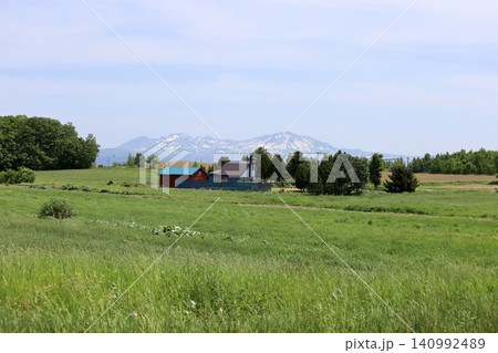 六月の北海道、春の北海道、初夏の北海道、丘のまち美瑛の北西の丘展望公演から眺める美瑛の街と十勝岳連邦 六月の北海道、春の北海道、初夏の北海道、丘のまち美瑛の北西の丘展望公演から眺める美瑛の街と十勝岳連邦 140992489