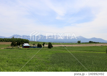 六月の北海道、春の北海道、初夏の北海道、丘のまち美瑛の北西の丘展望公演から眺める美瑛の街と十勝岳連邦 六月の北海道、春の北海道、初夏の北海道、丘のまち美瑛の北西の丘展望公演から眺める美瑛の街と十勝岳連邦 140992492
