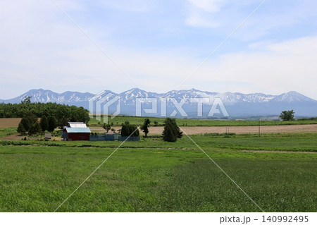 六月の北海道、春の北海道、初夏の北海道、丘のまち美瑛の北西の丘展望公演から眺める美瑛の街と十勝岳連邦 140992495