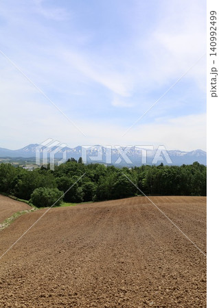 六月の北海道、春の北海道、初夏の北海道、丘のまち美瑛の北西の丘展望公演から眺める美瑛の街と十勝岳連邦 六月の北海道、春の北海道、初夏の北海道、丘のまち美瑛の北西の丘展望公演から眺める美瑛の街と十勝岳連邦 140992499