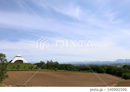 六月の北海道、春の北海道、初夏の北海道、丘のまち美瑛の北西の丘展望公演から眺める美瑛の街と十勝岳連邦 六月の北海道、春の北海道、初夏の北海道、丘のまち美瑛の北西の丘展望公演から眺める美瑛の街と十勝岳連邦 140992500