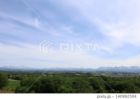六月の北海道、春の北海道、初夏の北海道、丘のまち美瑛の北西の丘展望公演から眺める美瑛の街と十勝岳連邦 六月の北海道、春の北海道、初夏の北海道、丘のまち美瑛の北西の丘展望公演から眺める美瑛の街と十勝岳連邦 140992504