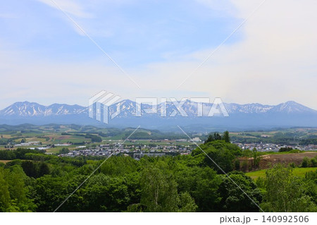 六月の北海道、春の北海道、初夏の北海道、丘のまち美瑛の北西の丘展望公演から眺める美瑛の街と十勝岳連邦 六月の北海道、春の北海道、初夏の北海道、丘のまち美瑛の北西の丘展望公演から眺める美瑛の街と十勝岳連邦 140992506