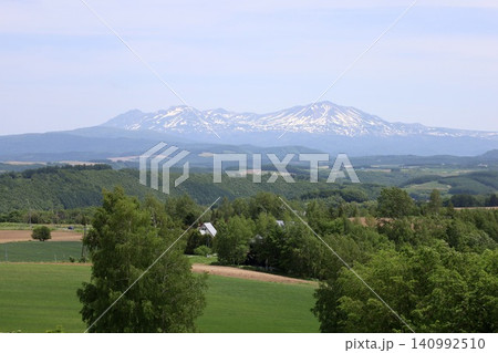 六月の北海道、春の北海道、初夏の北海道、丘のまち美瑛の北西の丘展望公演から眺める美瑛の街と十勝岳連邦 六月の北海道、春の北海道、初夏の北海道、丘のまち美瑛の北西の丘展望公演から眺める美瑛の街と十勝岳連邦 140992510