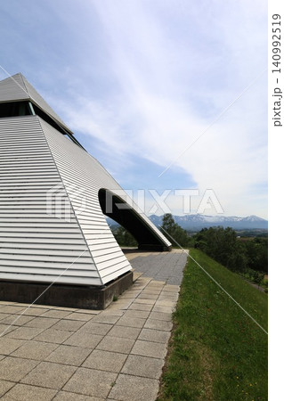 六月の北海道、春の北海道、初夏の北海道、丘のまち美瑛の北西の丘展望公演から眺める美瑛の街と十勝岳連邦 六月の北海道、春の北海道、初夏の北海道、丘のまち美瑛の北西の丘展望公演から眺める美瑛の街と十勝岳連邦 140992519