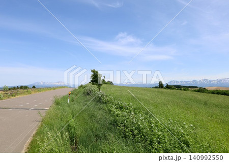 六月の北海道、春の北海道、初夏の北海道、丘のまち美瑛の北西の丘展望公演から眺める美瑛の街と十勝岳連邦 六月の北海道、春の北海道、初夏の北海道、丘のまち美瑛の北西の丘展望公演から眺める美瑛の街と十勝岳連邦 140992550
