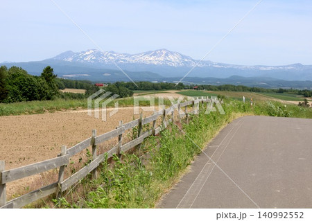 六月の北海道、春の北海道、初夏の北海道、丘のまち美瑛の北西の丘展望公演から眺める美瑛の街と十勝岳連邦 六月の北海道、春の北海道、初夏の北海道、丘のまち美瑛の北西の丘展望公演から眺める美瑛の街と十勝岳連邦 140992552
