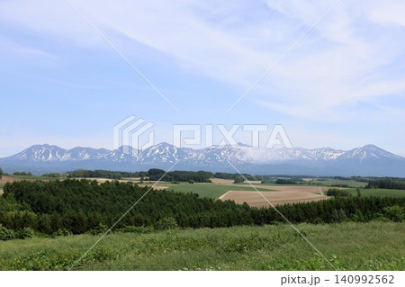 六月の北海道、春の北海道、初夏の北海道、丘のまち美瑛の北西の丘展望公演から眺める美瑛の街と十勝岳連邦 六月の北海道、春の北海道、初夏の北海道、丘のまち美瑛の北西の丘展望公演から眺める美瑛の街と十勝岳連邦 140992562