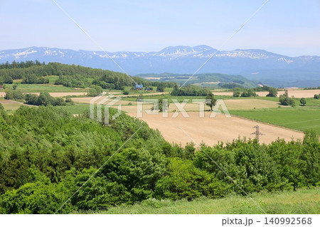六月の北海道、春の北海道、初夏の北海道、丘のまち美瑛の北西の丘展望公演から眺める美瑛の街と十勝岳連邦 六月の北海道、春の北海道、初夏の北海道、丘のまち美瑛の北西の丘展望公演から眺める美瑛の街と十勝岳連邦 140992568