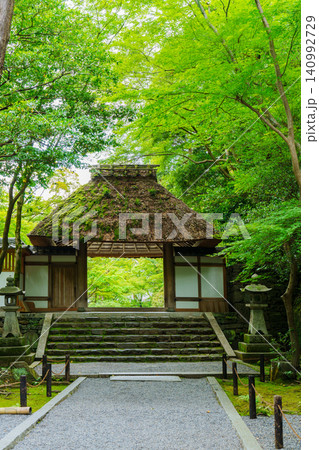 新緑に包まれた京都 法然院の山門 新緑に包まれた京都 法然院の山門 140992729