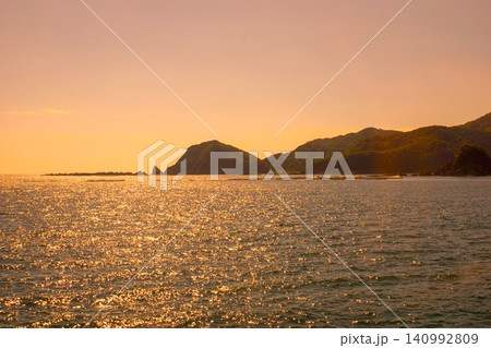 夕暮れの天草諸島の風景　天草西海岸（崎津ー大江） 140992809