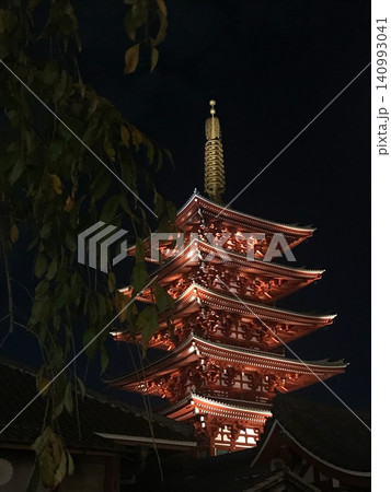 夜にライトアップされた浅草の五重塔 140993041