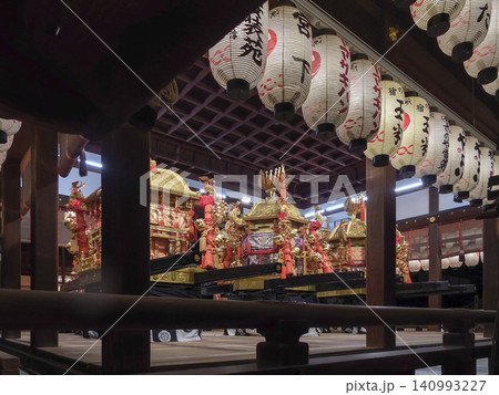 祇園祭 三基の大神輿(八坂神社舞殿) 祇園祭 三基の大神輿(八坂神社舞殿) 140993227